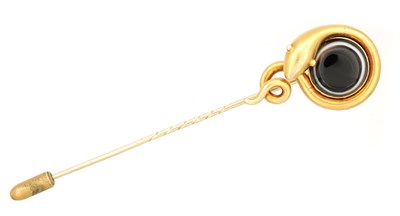 Lot 328 - A LARGE VICTORIAN 22CT GOLD AND AGATE SERPENT TIE PIN
