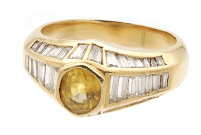 Lot 214 - AN ART DECO 18CT GOLD DIAMOND AND YELLOW DIAMOND RING