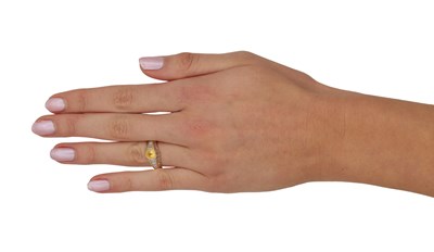 Lot 214 - AN ART DECO 18CT GOLD DIAMOND AND YELLOW DIAMOND RING