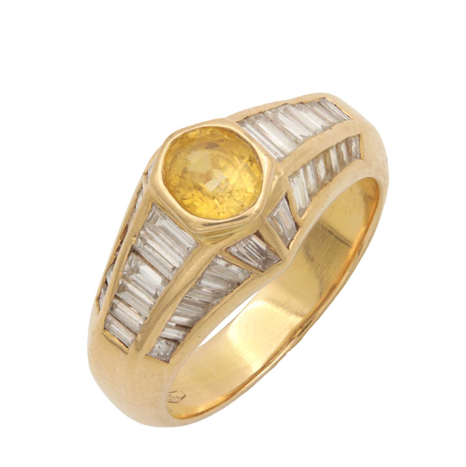Lot 214 - AN ART DECO 18CT GOLD DIAMOND AND YELLOW DIAMOND RING