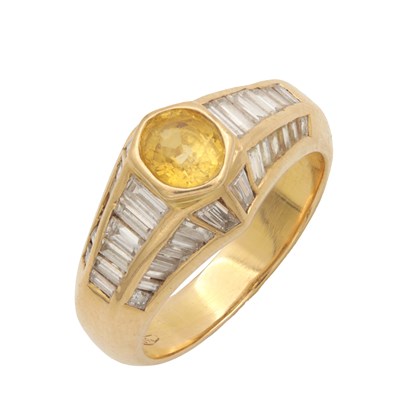 Lot 214 - AN ART DECO 18CT GOLD DIAMOND AND YELLOW DIAMOND RING