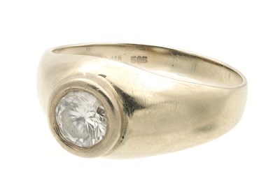 Lot 346 - A 15CT WHITE GOLD SOLITAIRE DIAMOND RING
