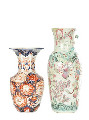 Lot 438 - A 19TH CENTURY CHINESE FAMILLE ROSE VASE AND A 19TH CENTURY IMARI VASE