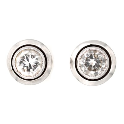 Lot 225 - A PAIR OF LADY'S PLATINUM SOLITAIRE DIAMOND EARRINGS