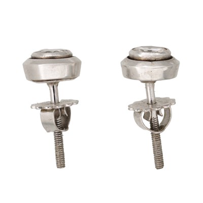 Lot 225 - A PAIR OF LADY'S PLATINUM SOLITAIRE DIAMOND EARRINGS