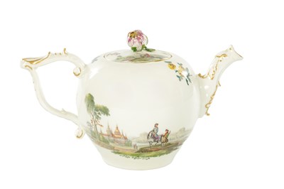 Lot 30 - A MID 18TH CENTURY MEISSEN PORCELAIN TEAPOT AND COVER