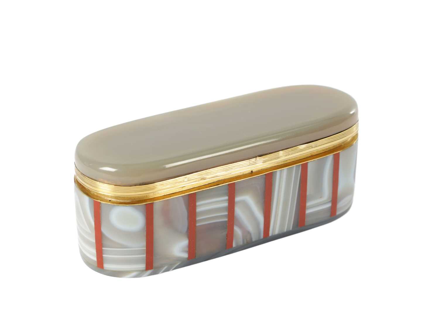 Lot 255 - A FRENCH 15CT GOLD LINED AGATE AND CARNELIAN OVAL BOX