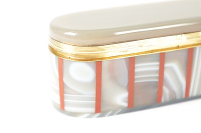 Lot 255 - A FRENCH 15CT GOLD LINED AGATE AND CARNELIAN OVAL BOX