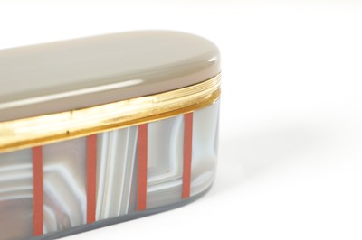 Lot 255 - A FRENCH 15CT GOLD LINED AGATE AND CARNELIAN OVAL BOX