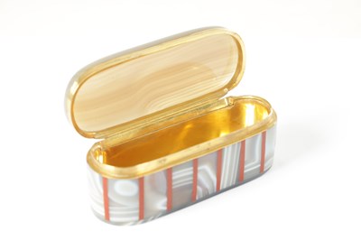 Lot 255 - A FRENCH 15CT GOLD LINED AGATE AND CARNELIAN OVAL BOX