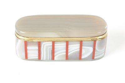 Lot 255 - A FRENCH 15CT GOLD LINED AGATE AND CARNELIAN OVAL BOX