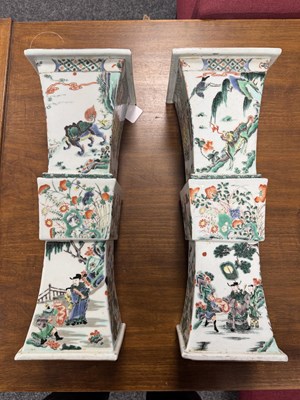 Lot 568 - A LARGE PAIR OF 19TH CENTURY CHINESE FAMILLE VERT PORCELAIN VASES
