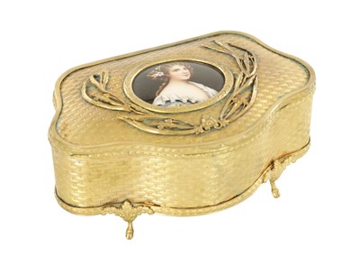 Lot 987 - AN EARLY 20TH CENTURY FRENCH GILT-BRASS CASKET WITH ENAMEL PORTRAIT PLAQUE