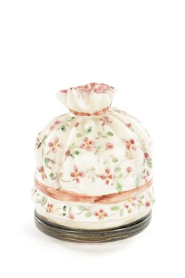 Lot 408 - AN 18TH CENTURY FRENCH PORCELAIN PATCH BOX
