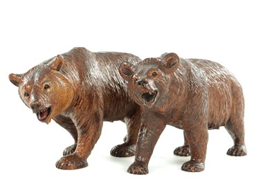 Lot 821 - A PAIR OF EARLY 20TH CENTURY BLACK FOREST CARVED BEARS