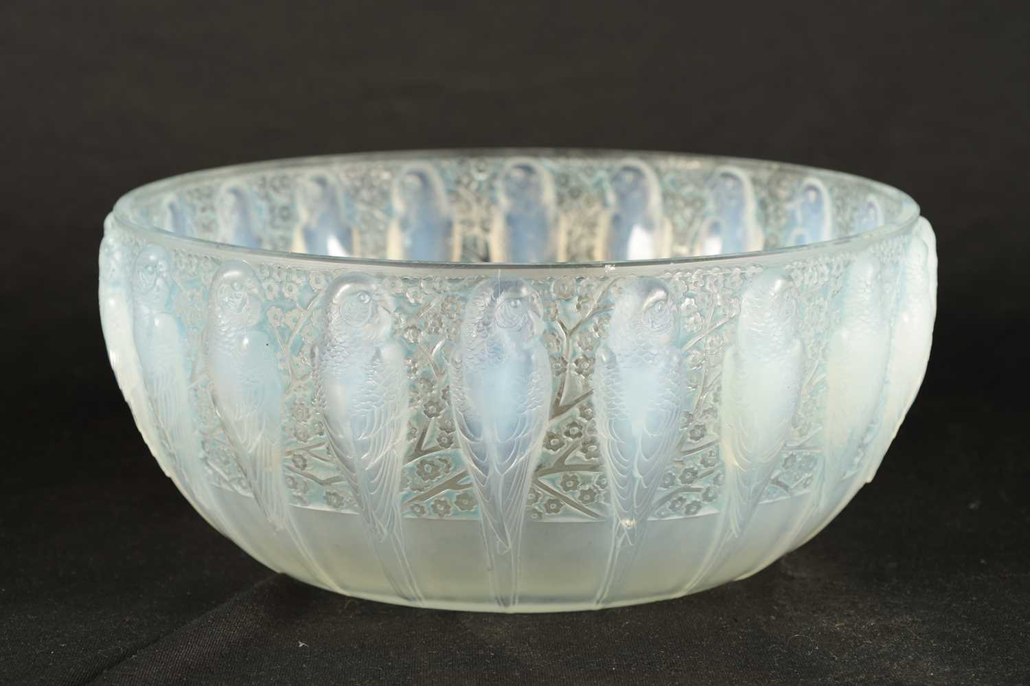 Lot 5 - A RENE LALIQUE OPALESCENT BLUE STAINED 'PERRUCHES' BOWL