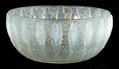 Lot 5 - A RENE LALIQUE OPALESCENT BLUE STAINED 'PERRUCHES' BOWL