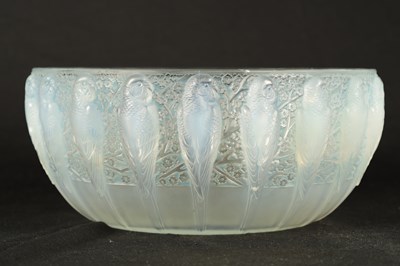 Lot 5 - A RENE LALIQUE OPALESCENT BLUE STAINED 'PERRUCHES' BOWL