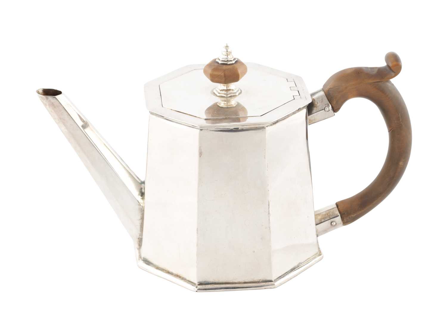 Lot 112 - A LATE 18TH CENTURY SILVER TEAPOT