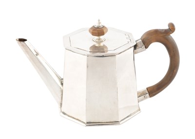 Lot 112 - A LATE 18TH CENTURY SILVER TEAPOT