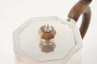Lot 112 - A LATE 18TH CENTURY SILVER TEAPOT
