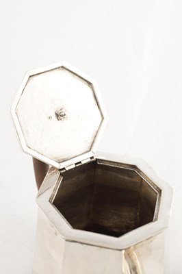 Lot 112 - A LATE 18TH CENTURY SILVER TEAPOT
