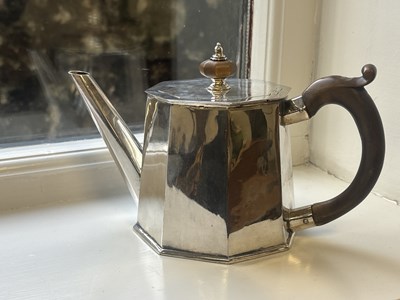 Lot 112 - A LATE 18TH CENTURY SILVER TEAPOT
