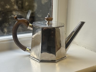 Lot 112 - A LATE 18TH CENTURY SILVER TEAPOT