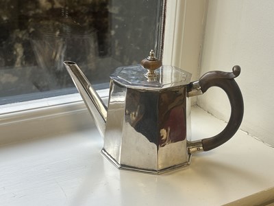 Lot 112 - A LATE 18TH CENTURY SILVER TEAPOT