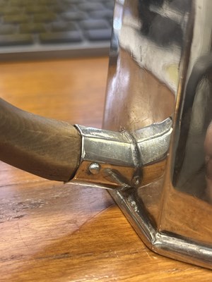 Lot 112 - A LATE 18TH CENTURY SILVER TEAPOT