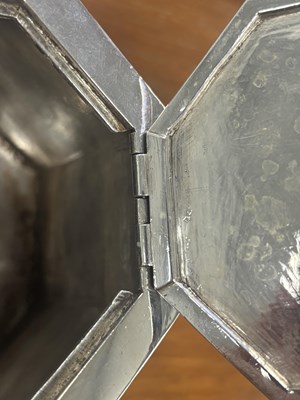 Lot 112 - A LATE 18TH CENTURY SILVER TEAPOT