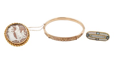 Lot 365 - A VICTORIAN 15CT GOLD AND GOLD METAL MOUNTED CAMEO BROOCH, A 9CT GOLD BANGLE, AND A MICROMOSAIC BROOCH