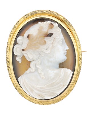 Lot 350 - A 19TH CENTURY 14 CT GOLD CAMEO SHELL AND AGATE BROOCH