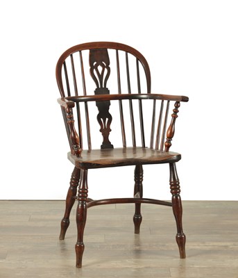 Lot 1599 - AN EARLY 19TH CENTURY YEW-WOOD LOW BACK WINDSOR CHAIR