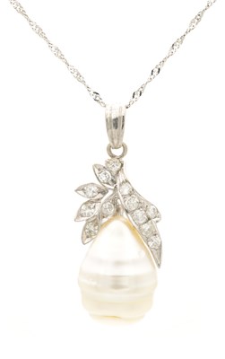 Lot 395 - A MID 20TH CENTURY 9CT WHITE GOLD DIAMOND AND BAROQUE PEARL PENDANT NECKLACE