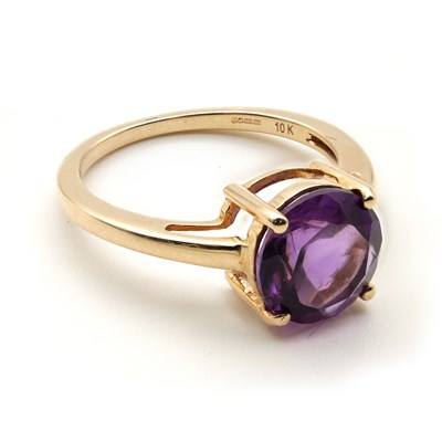 Lot 357 - A 10CT GOLD AND AMETHYST RING