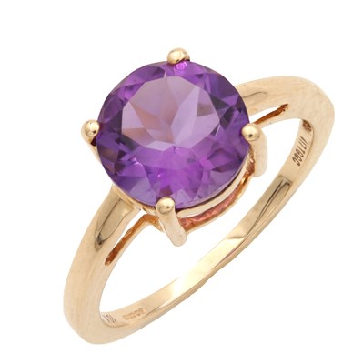 Lot 357 - A 10CT GOLD AND AMETHYST RING