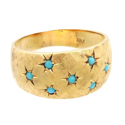 Lot 269 - AN 18CT GOLD AND TURQUOISE CABOCHON RING