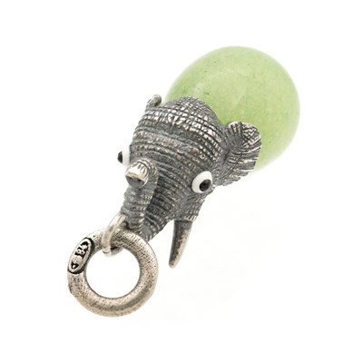 Lot 380 - AN EARLY 20TH CENTURY RUSSIAN SILVER AND NEPHRITE ELEPHANT FORM CHARM