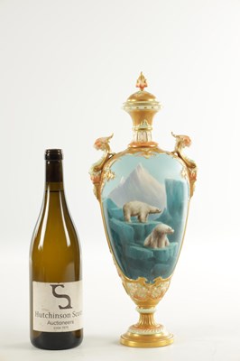 Lot 44 - HARRY DAVIS (BRITISH 1885 - 1970) AN EARLY 20TH CENTURY FINE AND RARE ROYAL WORCESTER PORCELAIN LIDDED CABINET VASE OF LARGE SIZE PAINTED WITH POLAR BEARS