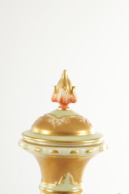 Lot 44 - HARRY DAVIS (BRITISH 1885 - 1970) AN EARLY 20TH CENTURY FINE AND RARE ROYAL WORCESTER PORCELAIN LIDDED CABINET VASE OF LARGE SIZE PAINTED WITH POLAR BEARS