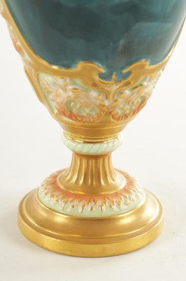 Lot 44 - HARRY DAVIS (BRITISH 1885 - 1970) AN EARLY 20TH CENTURY FINE AND RARE ROYAL WORCESTER PORCELAIN LIDDED CABINET VASE OF LARGE SIZE PAINTED WITH POLAR BEARS