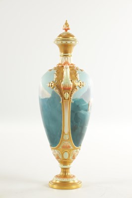 Lot 44 - HARRY DAVIS (BRITISH 1885 - 1970) AN EARLY 20TH CENTURY FINE AND RARE ROYAL WORCESTER PORCELAIN LIDDED CABINET VASE OF LARGE SIZE PAINTED WITH POLAR BEARS