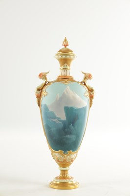 Lot 44 - HARRY DAVIS (BRITISH 1885 - 1970) AN EARLY 20TH CENTURY FINE AND RARE ROYAL WORCESTER PORCELAIN LIDDED CABINET VASE OF LARGE SIZE PAINTED WITH POLAR BEARS