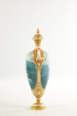 Lot 44 - HARRY DAVIS (BRITISH 1885 - 1970) AN EARLY 20TH CENTURY FINE AND RARE ROYAL WORCESTER PORCELAIN LIDDED CABINET VASE OF LARGE SIZE PAINTED WITH POLAR BEARS