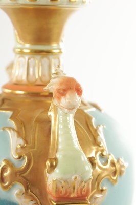 Lot 44 - HARRY DAVIS (BRITISH 1885 - 1970) AN EARLY 20TH CENTURY FINE AND RARE ROYAL WORCESTER PORCELAIN LIDDED CABINET VASE OF LARGE SIZE PAINTED WITH POLAR BEARS
