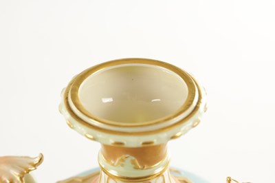 Lot 44 - HARRY DAVIS (BRITISH 1885 - 1970) AN EARLY 20TH CENTURY FINE AND RARE ROYAL WORCESTER PORCELAIN LIDDED CABINET VASE OF LARGE SIZE PAINTED WITH POLAR BEARS