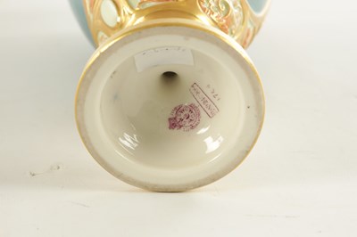 Lot 44 - HARRY DAVIS (BRITISH 1885 - 1970) AN EARLY 20TH CENTURY FINE AND RARE ROYAL WORCESTER PORCELAIN LIDDED CABINET VASE OF LARGE SIZE PAINTED WITH POLAR BEARS