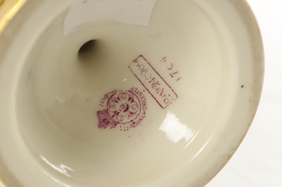 Lot 44 - HARRY DAVIS (BRITISH 1885 - 1970) AN EARLY 20TH CENTURY FINE AND RARE ROYAL WORCESTER PORCELAIN LIDDED CABINET VASE OF LARGE SIZE PAINTED WITH POLAR BEARS