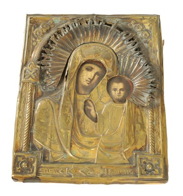 Lot 968 - AN ANTIQUE RUSSIAN ICON DEPICTING MADONNA AND CHILD